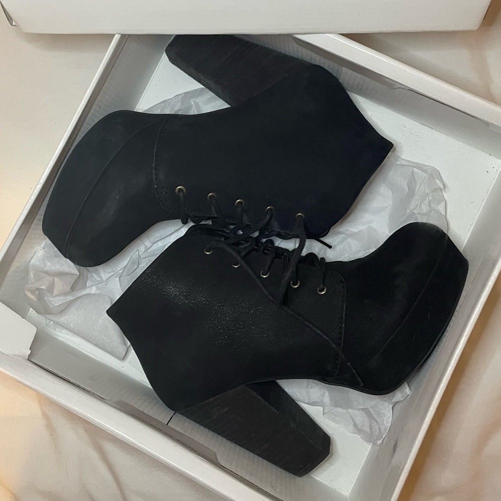Steve Madden suede platform heel booties “Raspy”